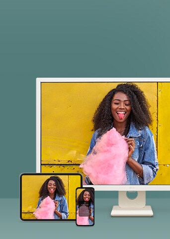  Mulher com algodão doce rosa, em frente a parede amarela, exibida em computador, tablet e smartphone.