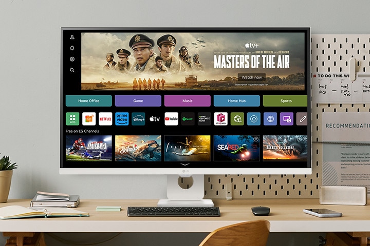 O vídeo mostra um monitor inteligente colocado na mesa, com a tela em transição na ordem do webOS, home office, música, jogo, fitness e esportes.