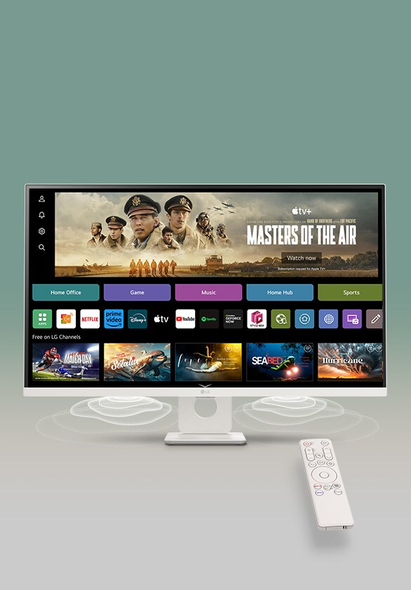 Na tela do monitor inteligente, a interface do webOS é exibida. As ondas dos alto-falantes emanam dos cantos inferiores do monitor e, no lado direito da tela, há um controle remoto.