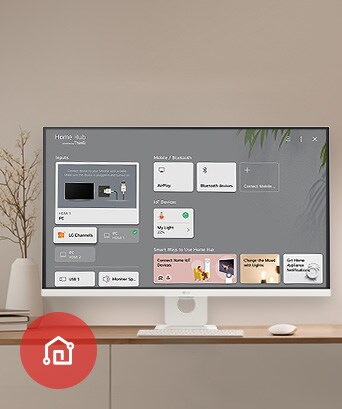 Na mesa, o monitor exibe a tela inicial do painel, com o ícone do aplicativo LG ThinQ visível no canto inferior esquerdo.