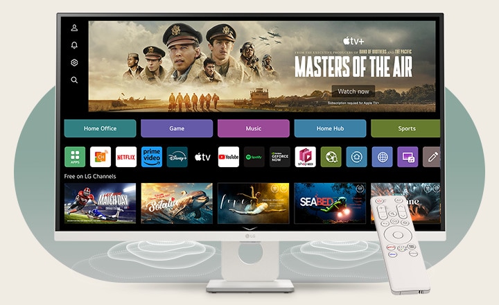 Na tela do monitor inteligente, a interface do webOS é exibida. As ondas dos alto-falantes emanam dos cantos inferiores do monitor e, no lado direito da tela, há um controle remoto.