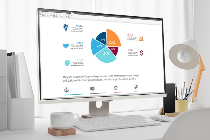 Na mesa, há um monitor inteligente, exibindo um documento de home office sendo trabalhado. À esquerda do monitor, há um copo com alça e, à direita, um telefone celular, um porta-lápis e um suporte.