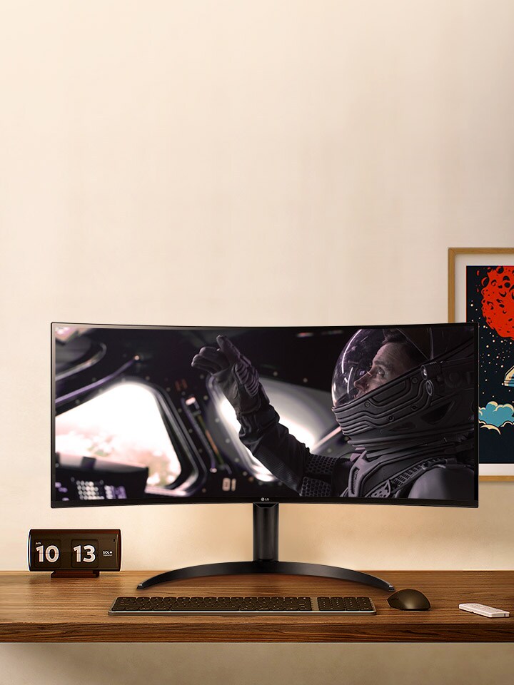 Há um monitor na mesa e um filme está sendo reproduzido na tela do monitor.