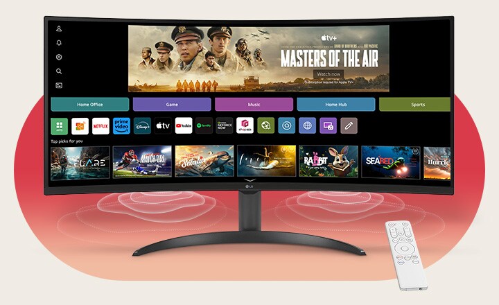 Na tela do monitor inteligente, a interface do webOS é exibida. As ondas dos alto-falantes emanam dos cantos inferiores do monitor e, no lado direito da tela, há um controle remoto.