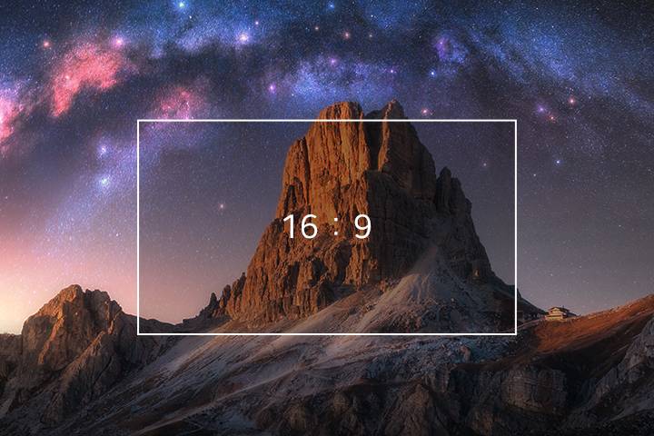 Um vídeo está sendo reproduzido no monitor, fazendo a transição da proporção de 16:9 para 21:9.