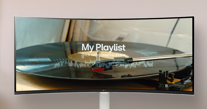 O vídeo mostra uma tela do webOS sendo controlada com teclado e mouse.