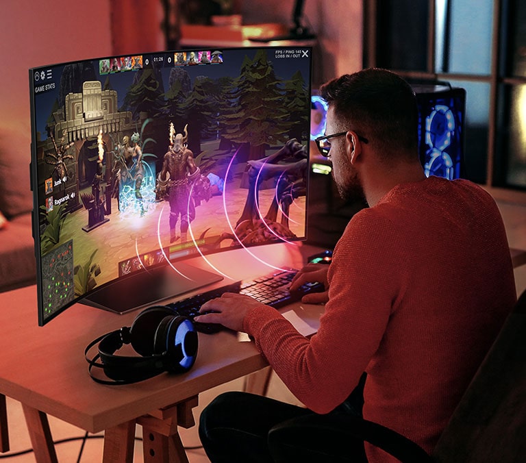 Imagem de um homem jogando na LG OLED Flex. Balões de diálogo representando a fala são mostradas perto da boca.