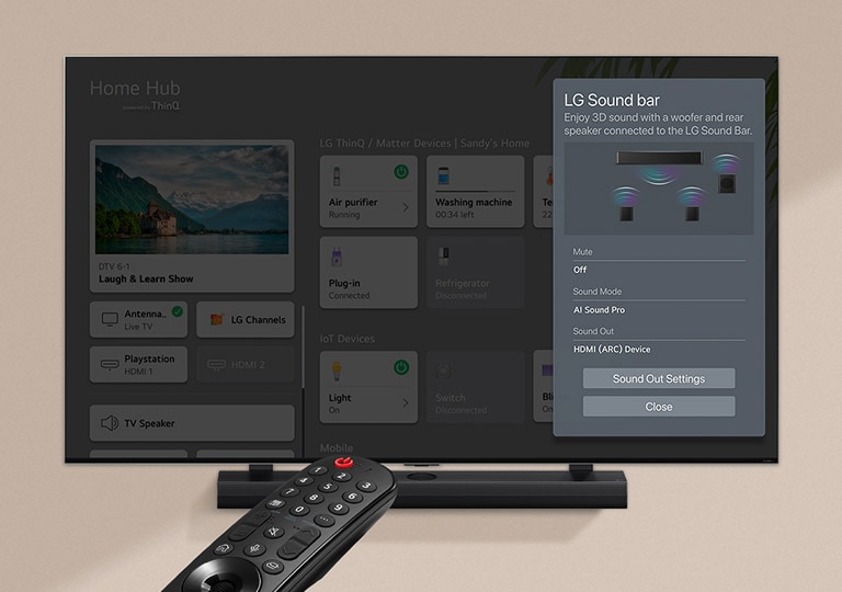 Um controle remoto apontado para uma TV LG mostrando as configurações no lado direito da tela.