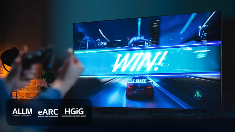 Um jogo de corrida de carros na linha de chegada, com a placa dizendo "WIN!", enquanto o jogador segura o joystick. Os logotipos ALLM, eARC e HGiG estão posicionados no canto inferior esquerdo.