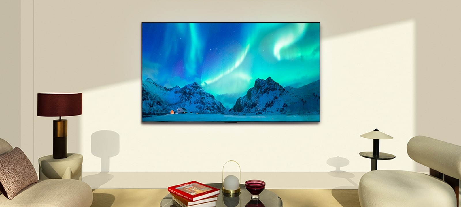 Uma imagem de uma TV OLED e uma soundbar da LG em um espaço de convivência moderno durante o dia. A imagem de uma aurora boreal é exibida com os níveis ideais de brilho.