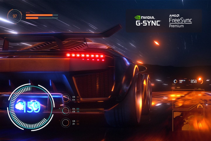 Um vídeo abre com uma cena desfocada de um carro em alta velocidade em um jogo de corrida. A cena é aprimorada, resultando em uma ação suave e clara. O logotipo FreeSync Premium Pro e logotipo NVIDIA G-SYNC são exibidos no canto superior direito.