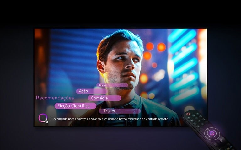 Um homem é mostrado na tela da TV e, no canto inferior esquerdo da tela, aparecem palavras-chave de conteúdo recomendado pela TV.