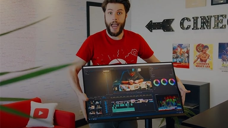 Unbox Therapy, Linus Tech Tips, Cinecom.net, TechSource, Karl Conrad, and Dailytekk meeting LG UltraFine Display Ergo.