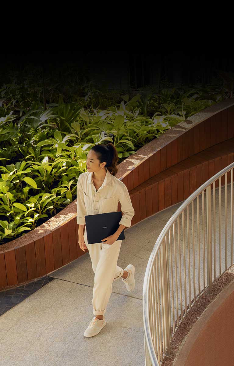 A woman works in the park with LG gram.