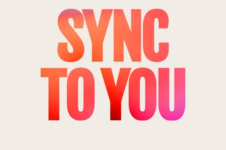 Le mot « Sync » est rempli d’images de style de vie. L’expression complète « Sync à » s’affiche dans une typographie de grande taille avec un dégradé rouge-orange. À côté, à droite, une boîte contenant des images tournantes de différentes personnes, après quoi le mot « Vous » apparaît.