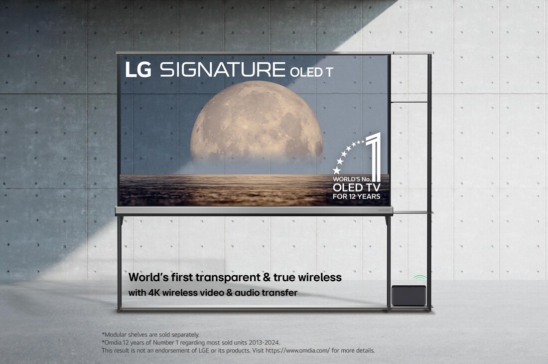 Vue avant de la SIGNATURE OLED T de LG, emblème de la marque de la télé OLED numéro 1 dans le monde depuis 12 ans, le logo de la SIGNATURE OLED T de LG, tous deux intégrés au-dessus de l’arrière-plan représentant une lune au-dessus de la rive sur un écran transparent. Boîtier Zero Connect avec transfert audio et vidéo sans fil 4K 120 Hz connecté à la TV installé sur une étagère modulaire fixée, et un signal WiFi sortant du boîtier.