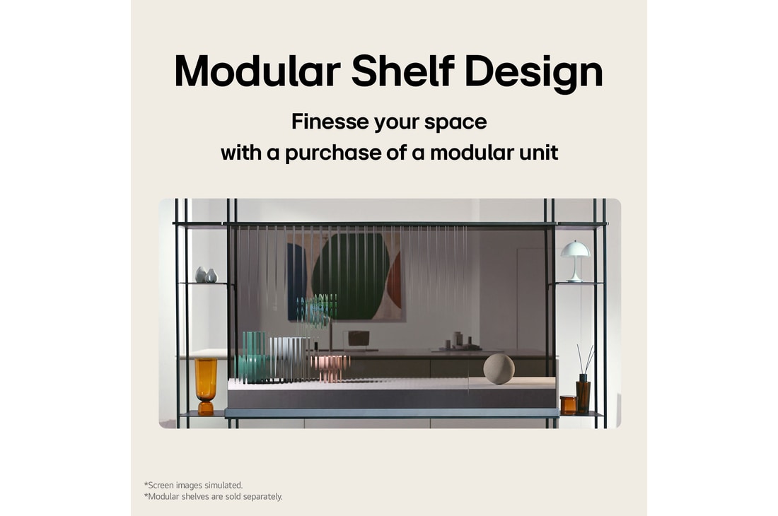 Vue de face d'une SIGNATURE OLED T de LG, avec des objets placés sur les clayettes modulaires de gauche et de droite.