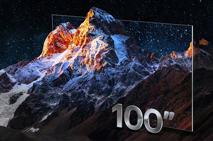 Une chaîne de montagnes entourée du cadre d’un téléviseur est un moyen créatif de mettre en valeur un grand écran de télévision. Avec la mention 100 pouces.	