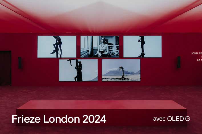 Pièce rouge avec plusieurs LG OLED G représentant des œuvres d’art.