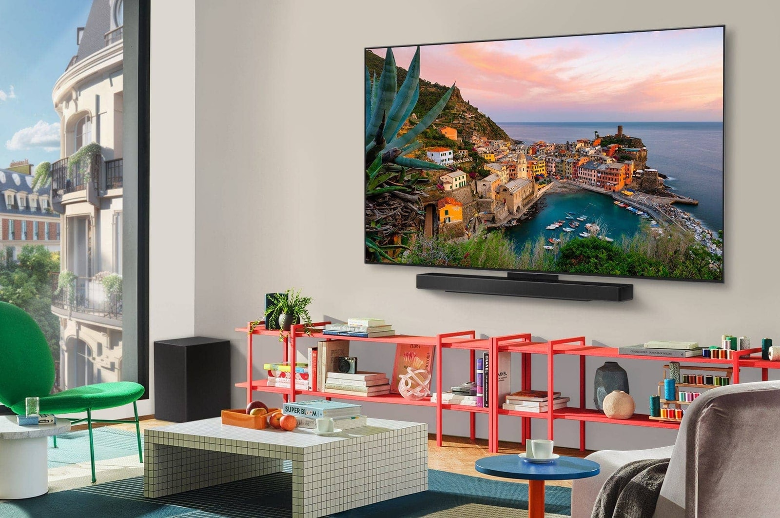 Vue large d’un salon élégant et coloré. Le téléviseur Smart LG OLED evo AI C5 4K est monté sur le mur avec une LG Soundbar en dessous. La conception du téléviseur s’intègre bien à l’espace. L'écran de télévision affiche une œuvre d’art colorée. 