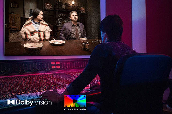 Un réalisateur devant un panneau de contrôle montant le film « Killers of the Flower Moon » sur un LG OLED TV. En bas à gauche, le logo Dolby Vision et le logo FILMMAKER MODE.