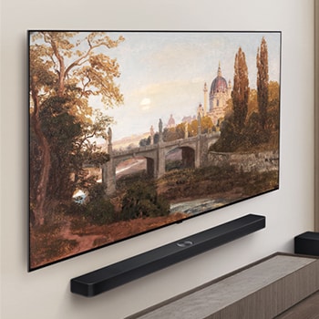 Vue large d’un salon haut de gamme dans des tons neutres. Un téléviseur Smart LG OLED AI B5 4K est fixé au mur et une œuvre d’art affichée sur l’écran. Une LG Soundbar est fixée en dessous. 