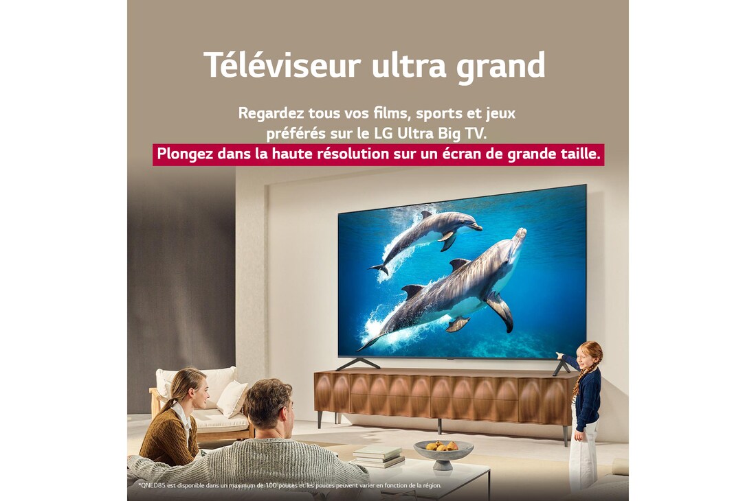 Une famille est assise sur un canapé face à un LG QNED TV placé au-dessus d’un meuble TV. Une petite fille pointe du doigt un écran représentant deux dauphins. Le titre explique comment profiter de la haute résolution sur un écran géant.