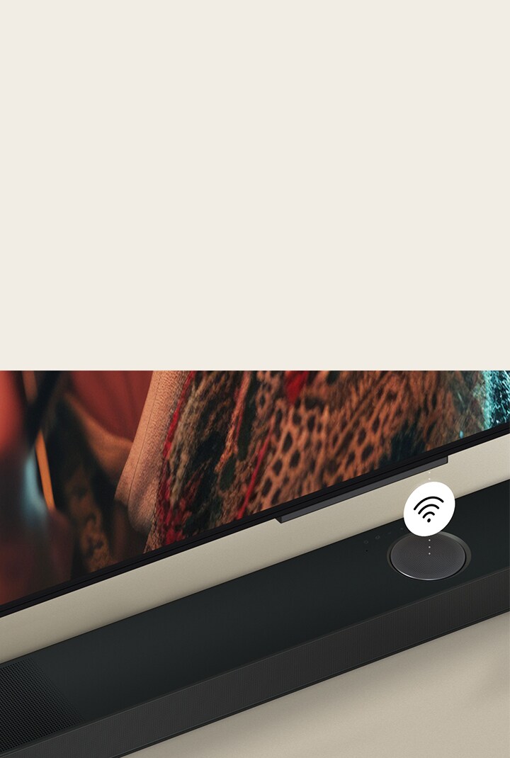 Gros plan d’un LG TV au-dessus d’une LG Soundbar avec un symbole WIFI flottant sur le dessus.