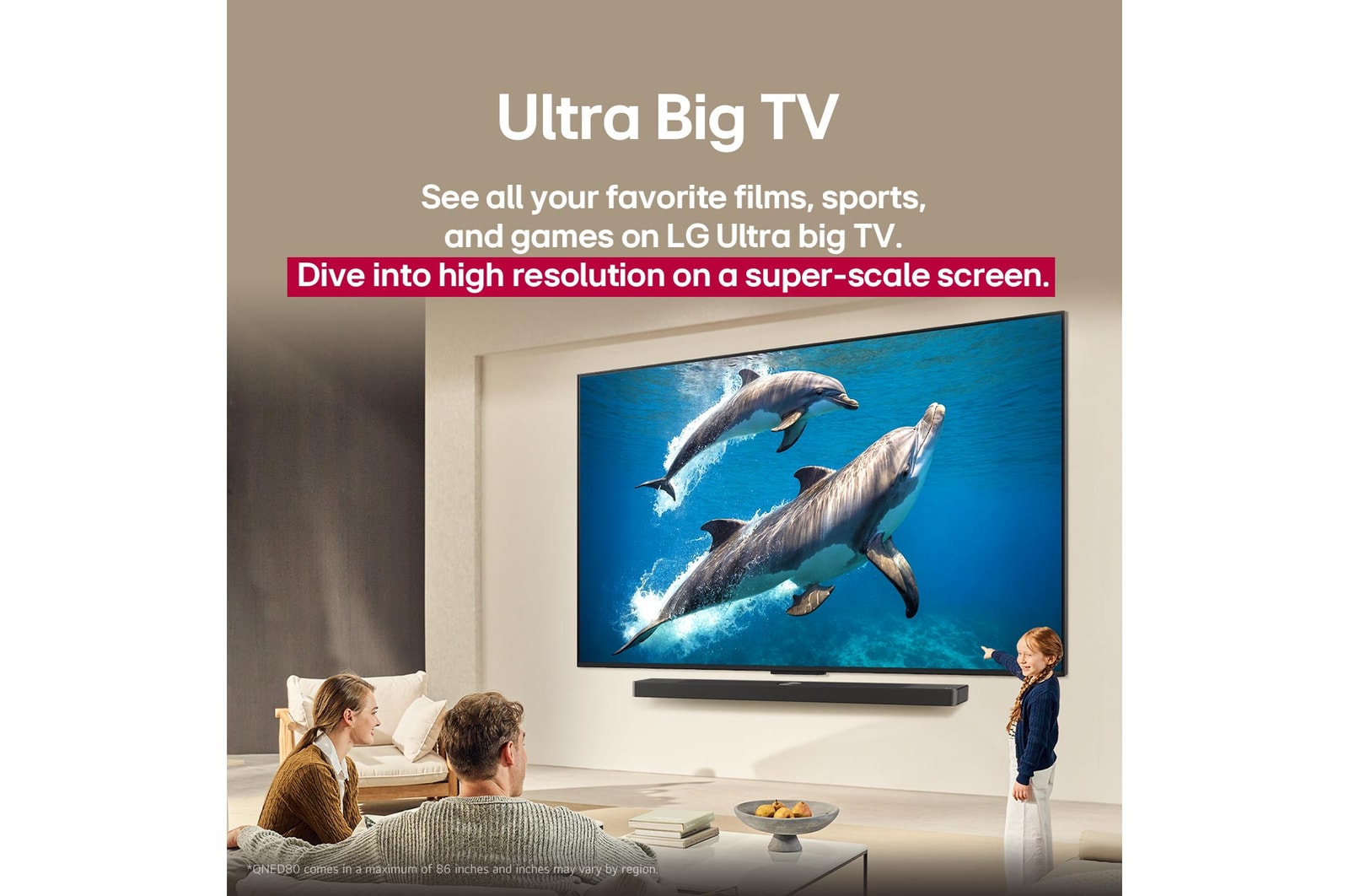 Une famille est assise sur un canapé face à un LG QNED TV monté sur un mur au-dessus d’un LG Soundbar. Une petite fille pointe du doigt un écran représentant deux dauphins. Le titre met en avant comment chaque action devient encore plus captivante sur un écran géant.