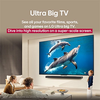 Une famille est assise sur un canapé face à un LG QNED TV monté sur un mur au-dessus d’un LG Soundbar. Une petite fille pointe du doigt un écran représentant deux dauphins. Le titre met en avant comment chaque action devient encore plus captivante sur un écran géant.