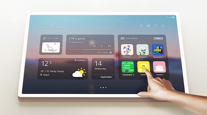 StanbyME 2 avec écran tactile utilisé par une personne.