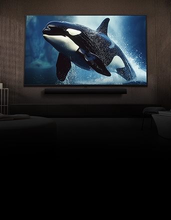 TV LG à grand écran impressionnant montée au mur au-dessus d’une barre de son LG dans un salon au style moderne.