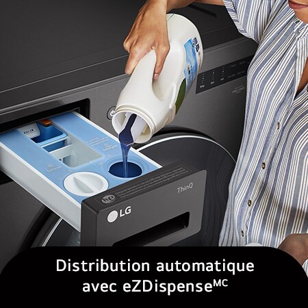 Le lave-linge frontal LG WM6700HBA en Noir Acier, illustrant le remplissage du système de dosage automatique ezDispense™, soulignant la commodité de la distribution de détergent.