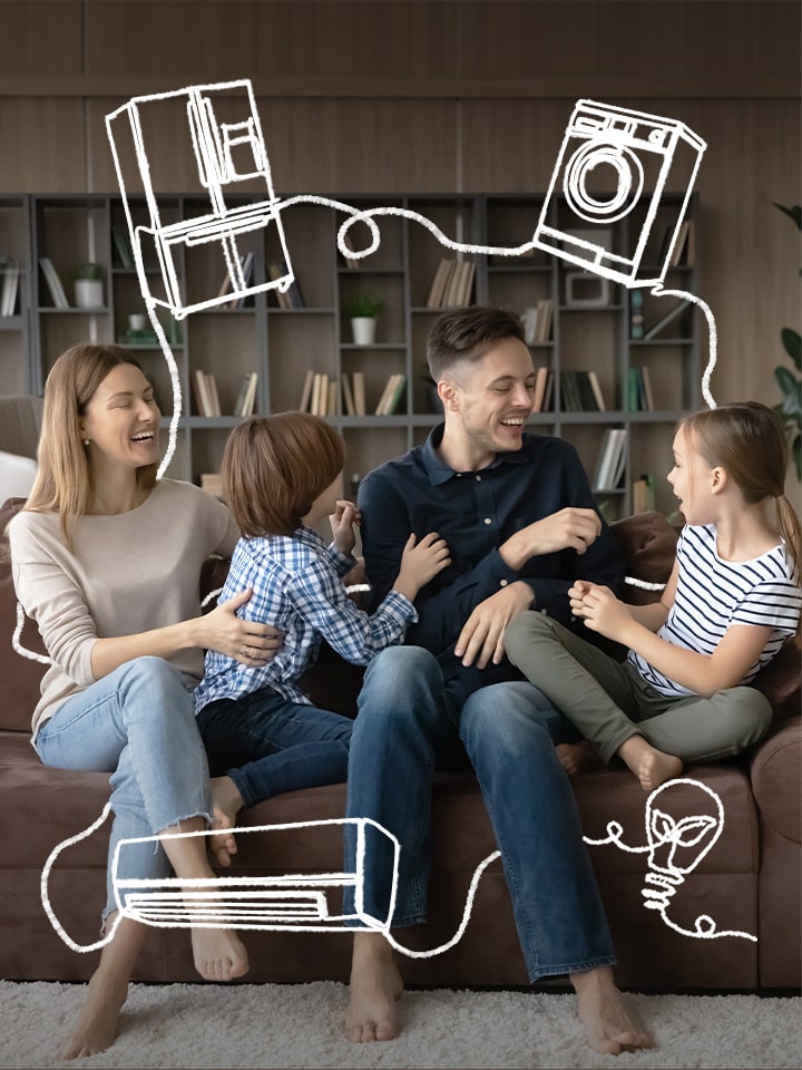 La famille est assise dans le canapé toute amusée. Autour d’eux, un réfrigérateur, une laveuse et un climatiseur sont dessinés à l’aide d’une ligne blanche.