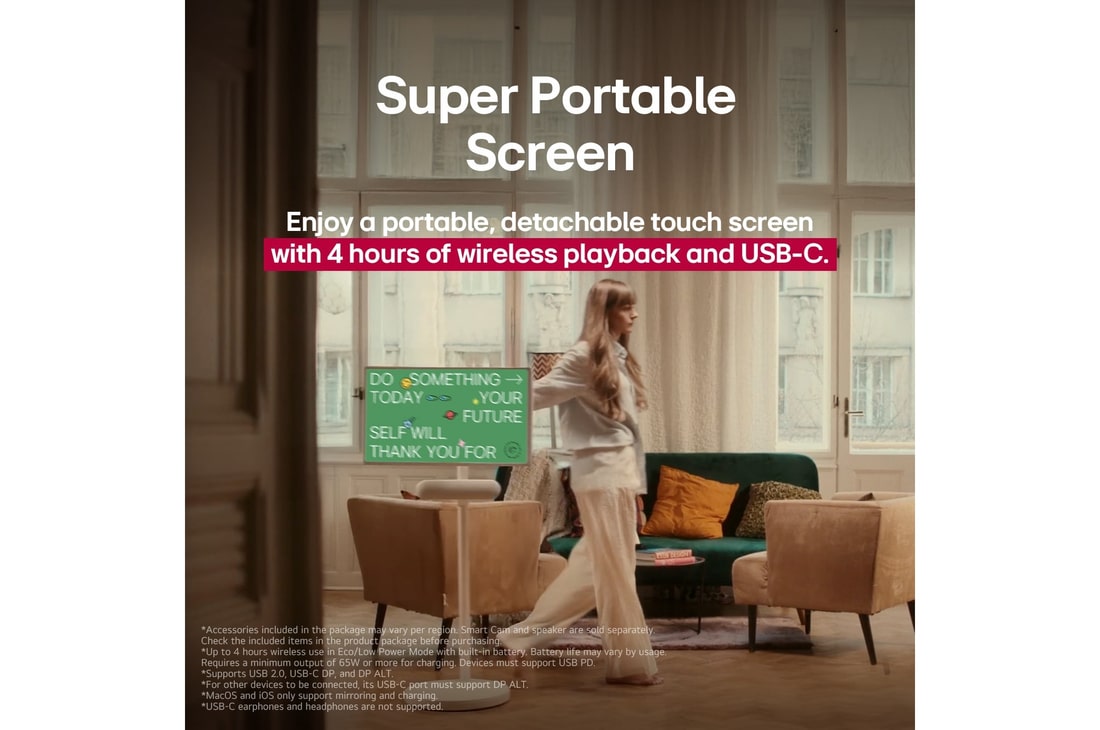 Une personne déplace son LG StanbyME 2 à l’aide du support TV. Le texte explique que cet écran ultra portable offre jusqu’à 4 heures de lecture sans fil et dispose d’un port USB-C.