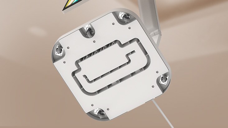 Pied roulant de LG Smart Monitor Swing avec un adaptateur caché.