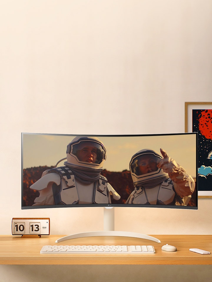 Il y a un moniteur sur le bureau, et un film est en cours de lecture sur l’écran du moniteur.