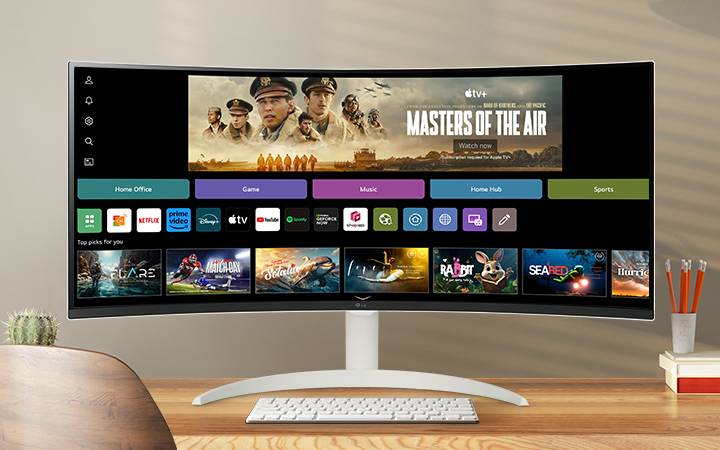 Il y a un moniteur sur le bureau, et l’écran du moniteur alterne entre l’affichage de l’écran d’accueil webOS et une vue en écran partagé d’un bureau à domicile.