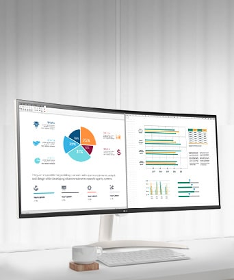 Sur la table, un smart monitor affiche un document de bureau en cours de traitement. À gauche du moniteur, une tasse avec une anse, et à droite, un téléphone mobile, un porte-crayons et un support.