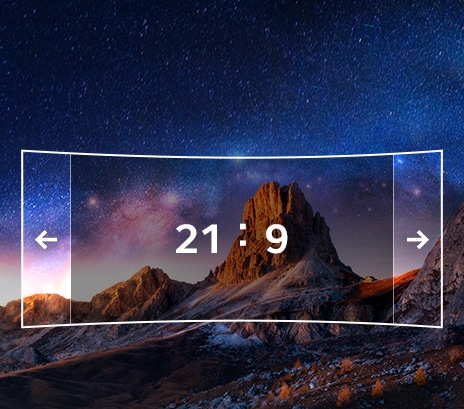Une image au format 21:9 est affichée sur l’écran du moniteur avec un paysage naturel en arrière-plan.