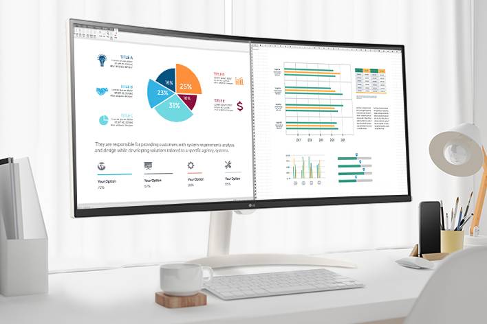 Sur la table, un smart monitor affiche un document de bureau à domicile en cours de travail. À gauche du moniteur, il y a une tasse avec anse, et à droite, un téléphone mobile, un pot à crayons et un support.