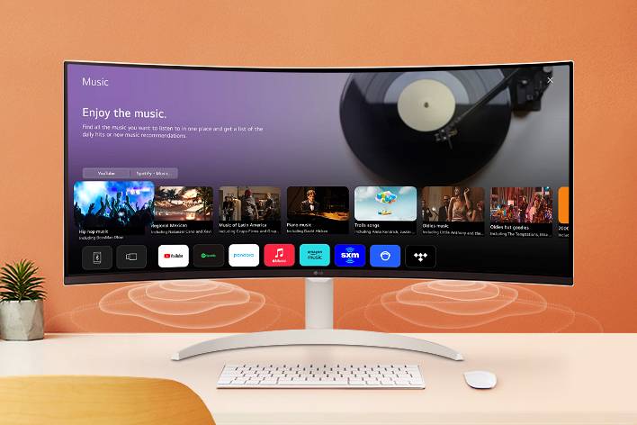 L’écran du LG Smart Monitor posé sur la table affiche l’écran de l’application MUSIQUE.