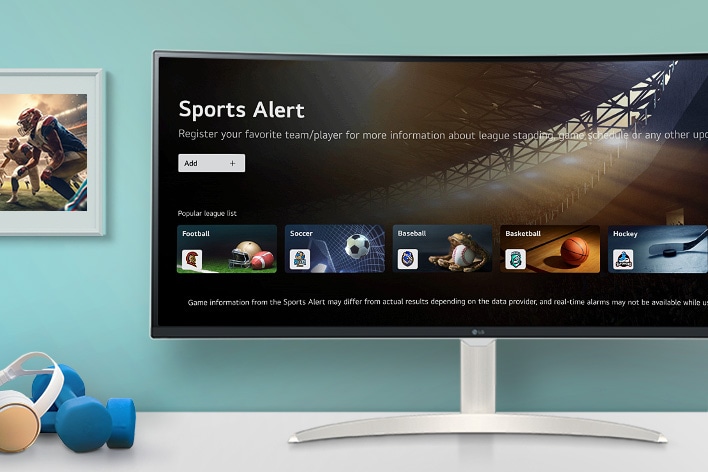 L’écran du LG Smart Monitor posé sur la table affiche l’écran de l’application SPORTS.
