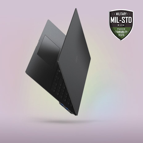 Un ordinateur portable élégant, partiellement ouvert, avec un design minimaliste, présenté sur un fond dégradé doux. Le badge de certification de durabilité MIL-STD est affiché de manière bien visible dans le coin supérieur droit, soulignant son design fin, léger et pourtant robuste.