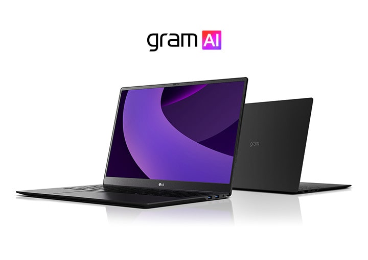 L’image montre un ordinateur portable avec son écran ouvert et incliné vers la gauche, ainsi qu’un autre ordinateur portable avec le logo visible à l’arrière. Une image cylindrique violette traverse l’écran, et le logo « gram AI » est positionné sur le dessus de l’ordinateur portable.