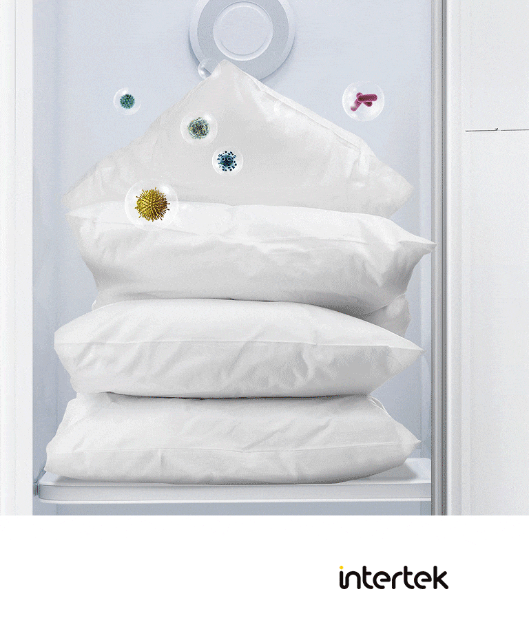 L’image montre une femme portant un tricot épais et sentant la douceur du tricot.