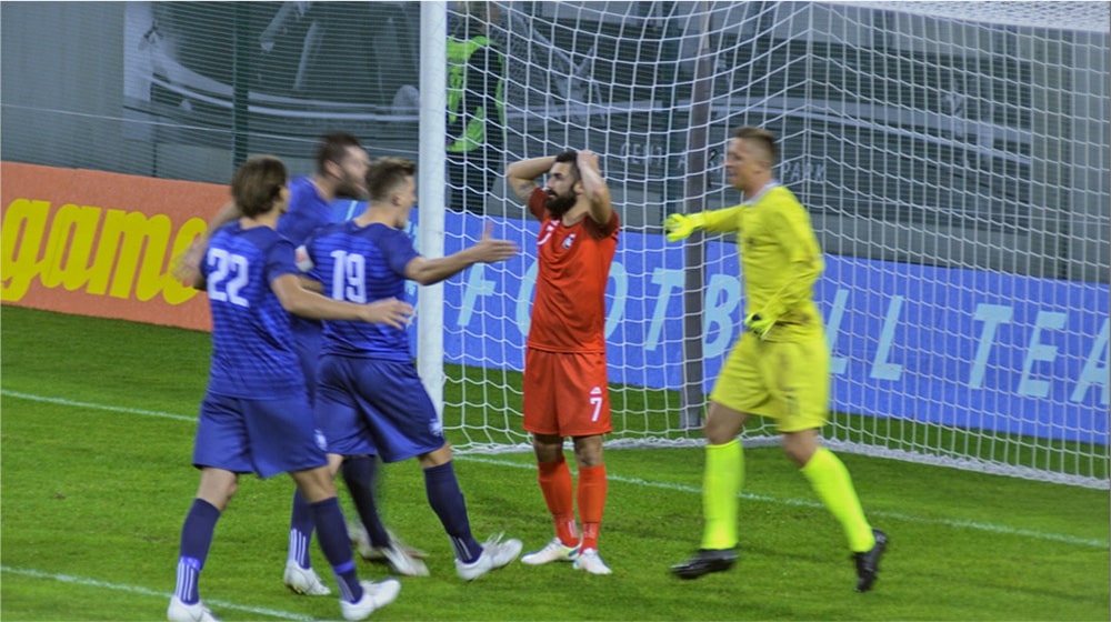 Une notification de match apparaît en bas de l’écran. Après avoir cliqué sur « Regarder », la chaîne passe à un match de soccer.