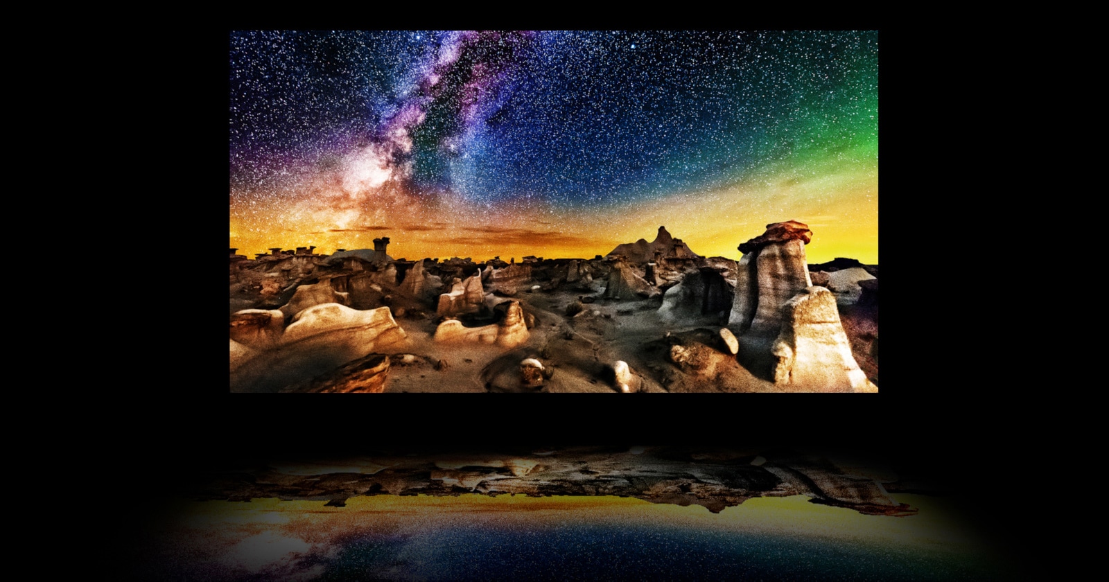 Une vidéo des strates du téléviseur avec une photo de paysage de nuit étoilée s’affiche sur l’écran OLED principal. Le rétroéclairage disparaît et le polariseur, le filtre de couleur et l’OLED se réunissent pour produire une image si lumineuse qu’elle est reflétée en dessous comme sur de l’eau.