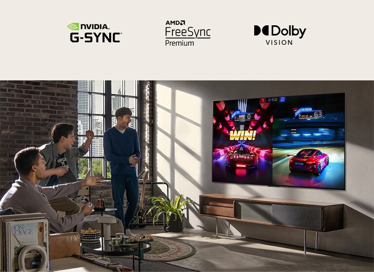 Une image de trois hommes qui jouent à un jeu de course sur un téléviseur LG OLED dans un appartement moderne de ville.