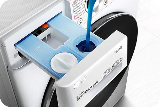 Cette image montre l’ajout de détergent dans la machine à laver.	